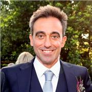 Laureato in Lingue impartisce lezioni a studenti di scuole medie e superiori